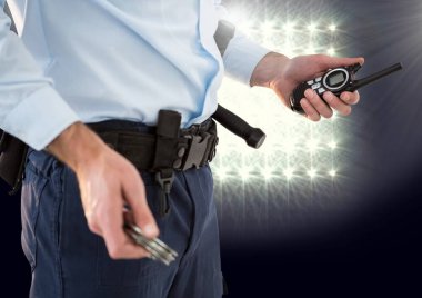 Güvenlik görevlisi stadyum ışıkları ile