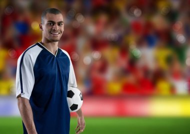 futbolcu sahada taraftarların önünde