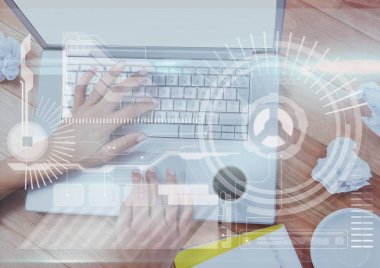 bir dizüstü bilgisayarda çalışan kadın elinde 