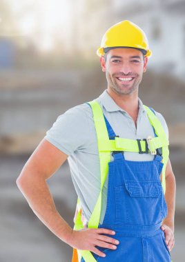 İnşaat işçisi şantiye önünde