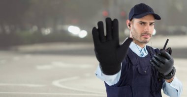 Güvenlik görevlisi volki tolki ve bulanık street karşı el ile