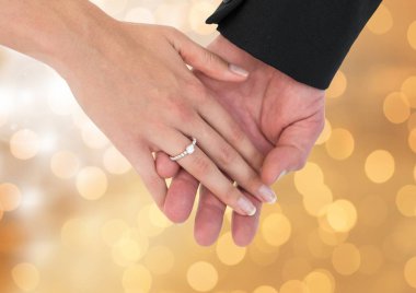 Yüzük Düğün Nişan ile parlak ışık bokeh arka plan ile çift el