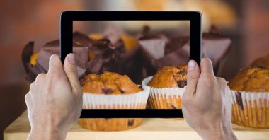 eller muffins fotoğraf çekimi 