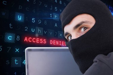 Siber suçlu bir başlık giyen bir dizüstü bilgisayar Web sitesi kodu arka plan kullanır 