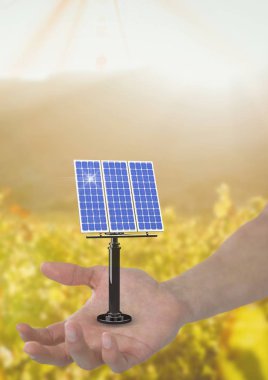 güneş paneli tutan el