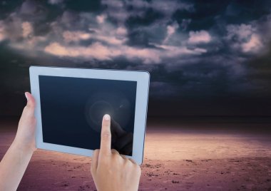 Karanlık bulutlu gökyüzü tabletiyle dokunmadan el