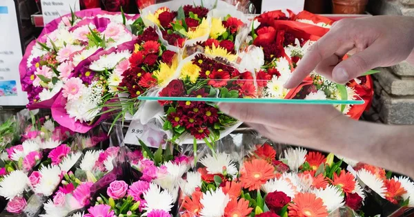 Mão segurando tablet digital na loja de flores — Fotografia de Stock