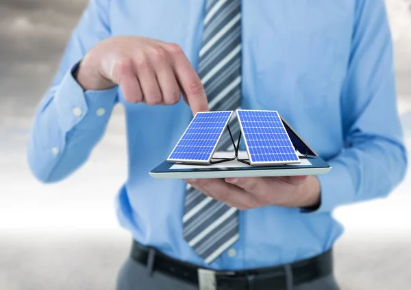 Солнечная панель на руку бизнесмена — стоковое фото