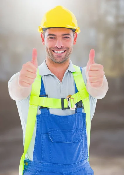 Trabalhador dando polegares para cima i — Fotografia de Stock