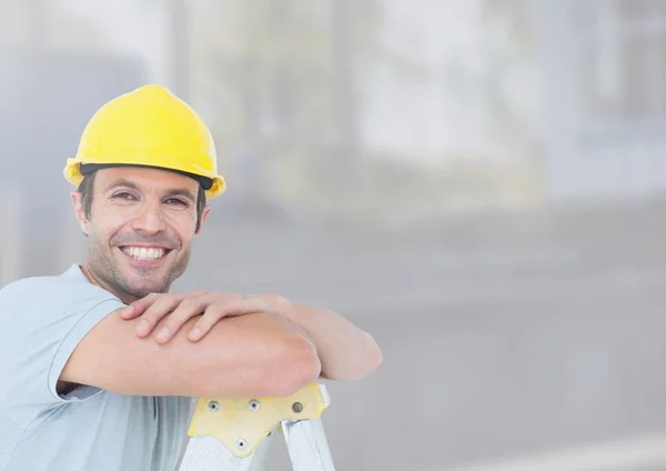 Obrero de la construcción en frente de la obra — Foto de Stock