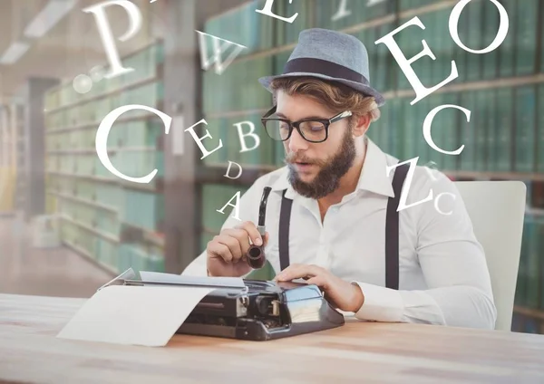 Hipster hombre en máquina de escribir con cartas en la biblioteca — Foto de Stock