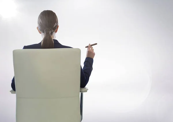 Parte posterior de la mujer de negocios sentada fumando cigarro sobre fondo blanco con bengala — Foto de Stock