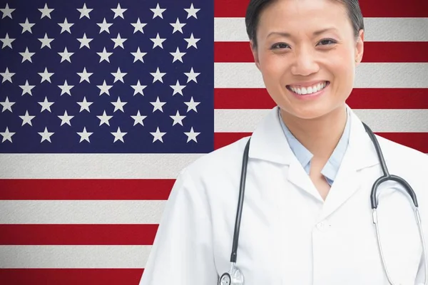 Doctor oliendo contra bandera americana —  Fotos de Stock