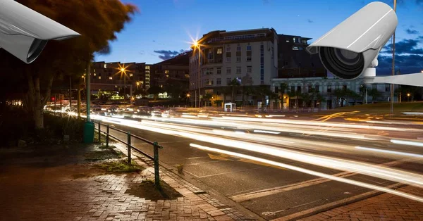 Câmeras de CCTV em estrada iluminada na cidade — Fotografia de Stock