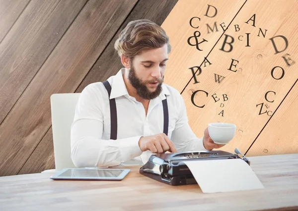 Hipster hombre en máquina de escribir con letras y madera —  Fotos de Stock