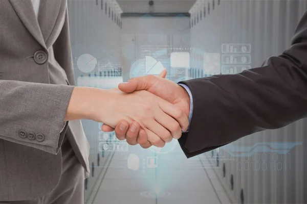 Empresario estrechando sus manos en un centro de datos — Foto de Stock