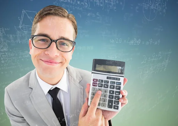 Человек смотрит вверх с калькулятором и математическими каракулями — стоковое фото