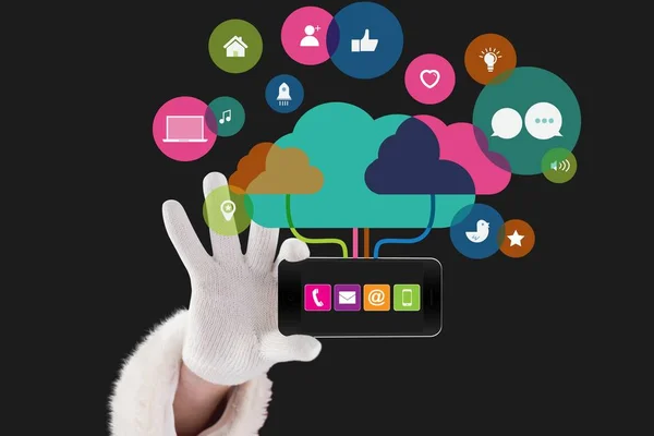 Mãos mostrando aplicação de ícones na tela de um smartphone contra fundo preto — Fotografia de Stock