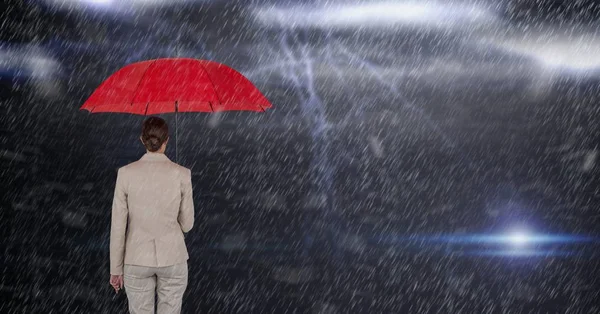 Bizneswoman gospodarstwa czerwony parasol stojąc w deszczu — Zdjęcie stockowe