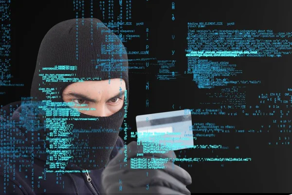 Cyber kriminella bär en huva håller ett kreditkort mot matrix digitala regn bakgrund — Stockfoto