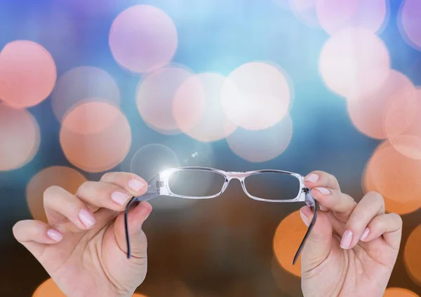 Ruce držící lesklé brýle — Stock fotografie