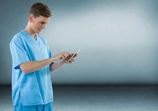 Médico con un teléfono móvil sobre fondo gris — Foto de Stock