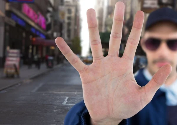 Mies, jolla on stop hand ele kadulla — kuvapankkivalokuva