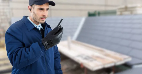 Veiligheid man op dak bouwplaats — Stockfoto