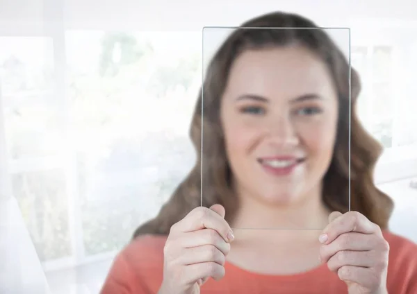 Mujer sosteniendo la pantalla de vidrio por ventana soleada brillante —  Fotos de Stock