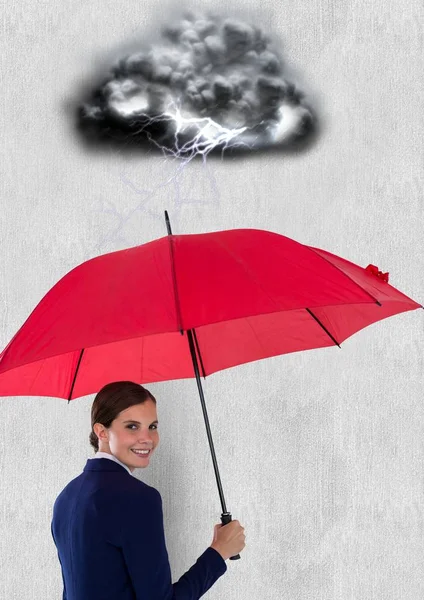 Thunder nad podnikatelka nesoucí červený deštník — Stock fotografie