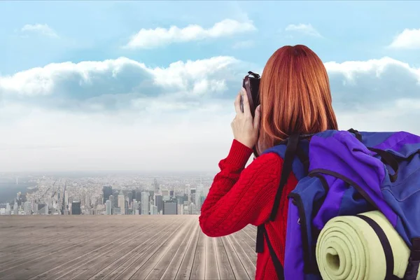 Resenären väska tar foto mot cityscale bakgrund — Stockfoto