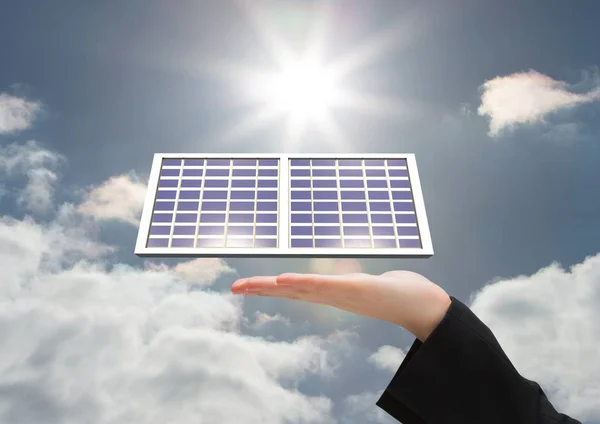 Oříznuté ruka se solárním panelem proti obloze během slunečného dne — Stock fotografie