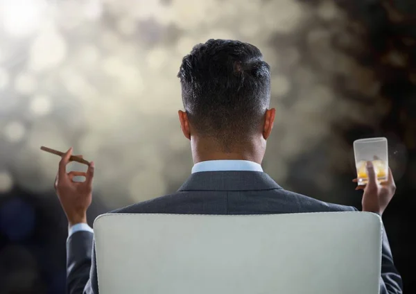 Empresario Volver Sentado en silla con cigarro y vaso de bebida — Foto de Stock