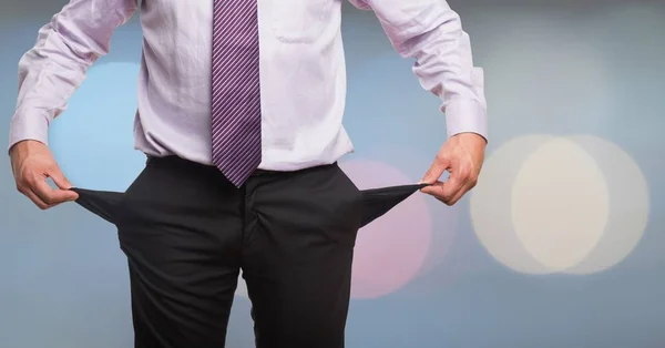 Empresário com camisa rosa e bolso vazio, luzes borrão fundo — Fotografia de Stock