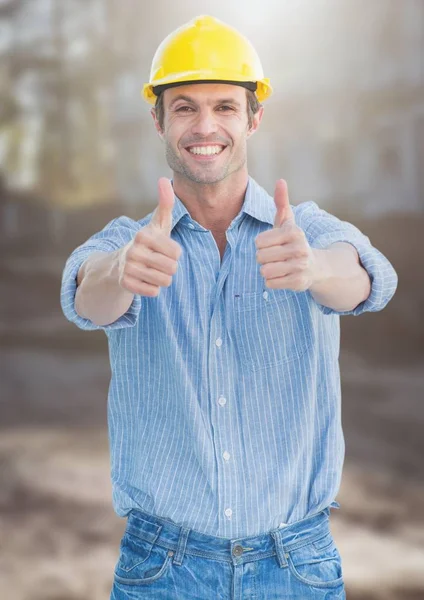 Bauarbeiter gibt vor Baustelle Daumen hoch — Stockfoto