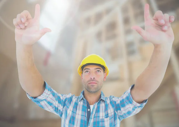 Trabalhador da construção com as mãos para cima — Fotografia de Stock