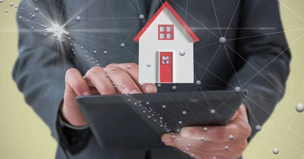 Buik van bedrijfspersoon holding digitale tablet met huis en verbinden van punten — Stockfoto