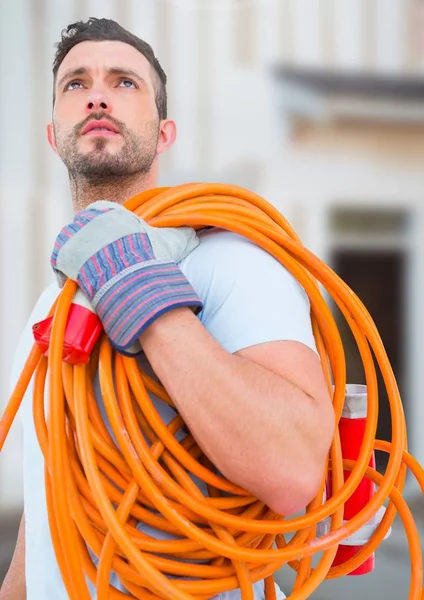 Elektriker mit Kabeln auf Baustelle — Stockfoto