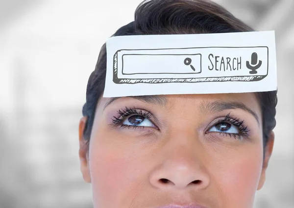 Närbild av kvinna med kortet på huvudet visar grå sökfältet — Stockfoto