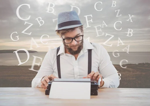 Hipster hombre en la máquina de escribir con el paisaje de la colina del mar y letras — Foto de Stock