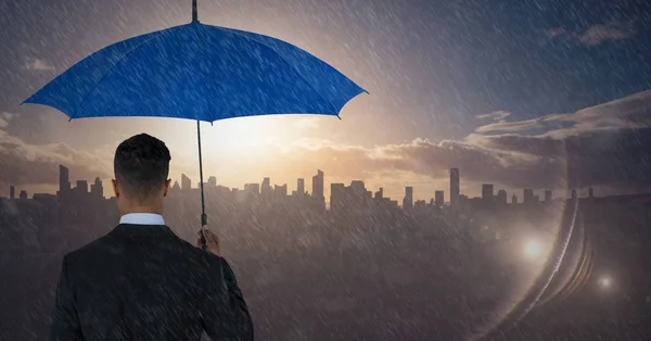Zadní část obchodní muž s deštníkem proti Panorama s západ slunce — Stock fotografie