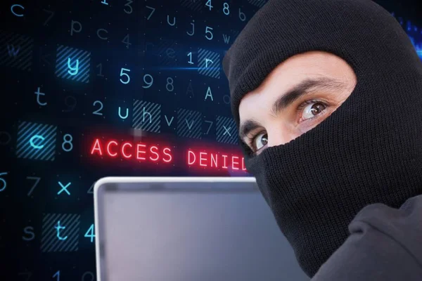 Cyberprzestępcy sobie kaptur używa laptopa tle kod witryny sieci Web — Zdjęcie stockowe