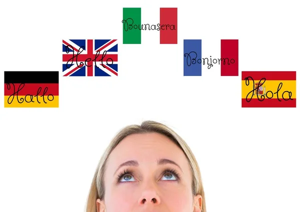 Основные языковые флаги вокруг переднего плана молодой женщины — стоковое фото