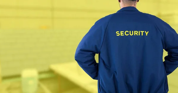 Veiligheid man op gele achtergrond bouwplaats — Stockfoto