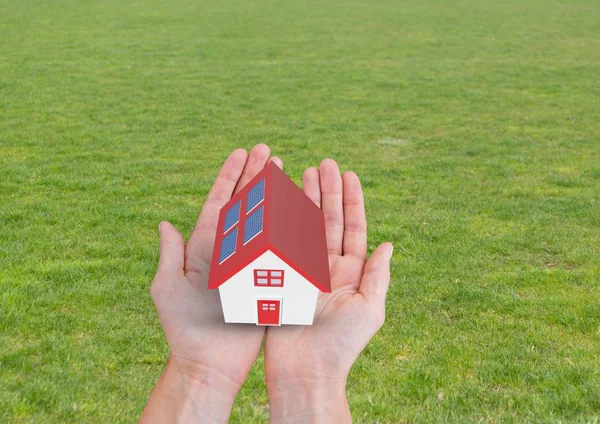 Pannello solare casa con tetto rosso su mani — Foto Stock