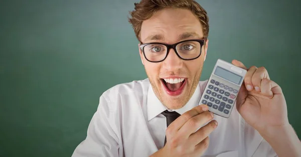 Man die lacht met calculator tegen groene schoolbord — Stockfoto