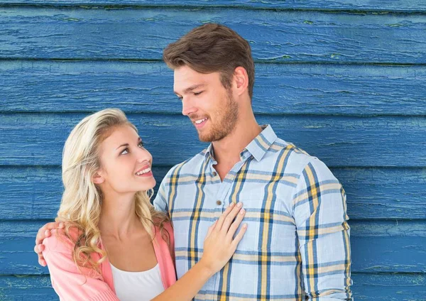 Pareja mirando entre sí con fondo de madera azul — Foto de Stock