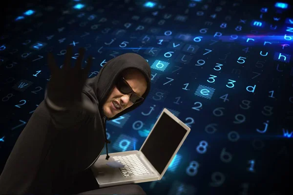 Кібер-злочинець в окулярах хакерські з ноутбуком на матриці код дощ фону — стокове фото