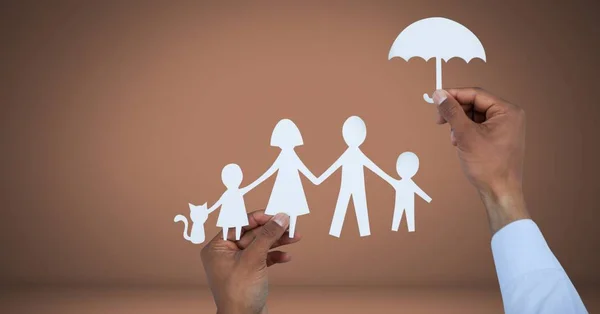 Familien- und Regenschirmschutz in den Händen — Stockfoto