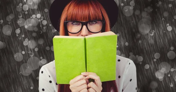 Hipster håller gröna boken mot abstrakt bakgrund — Stockfoto